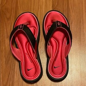 Size 7 Nike flip-flops
